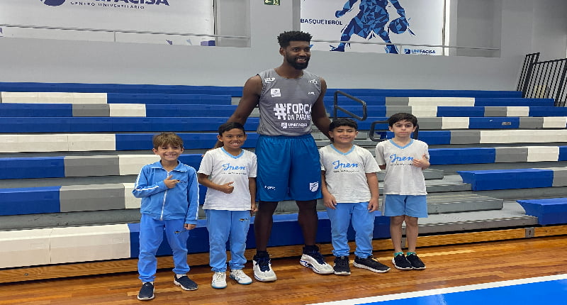 Conversando com o Basquete Unifacisa: alunos do IPENCB entrevistam jogadores para produzir telejornal escolar