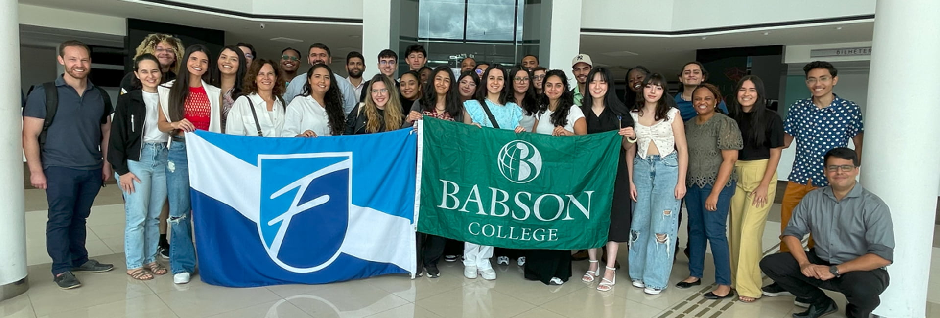 Novos estudantes da Babson College vieram conhecer as instalações da Unifacisa 